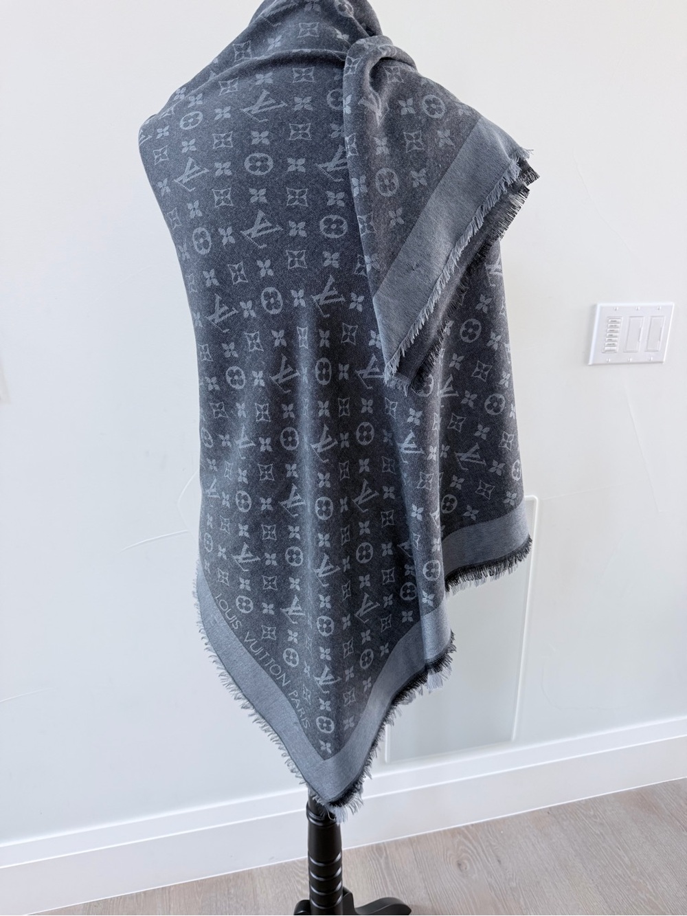 Louis Vuitton Gray Monogram Shawl 56*56 - Picture 7 of 7